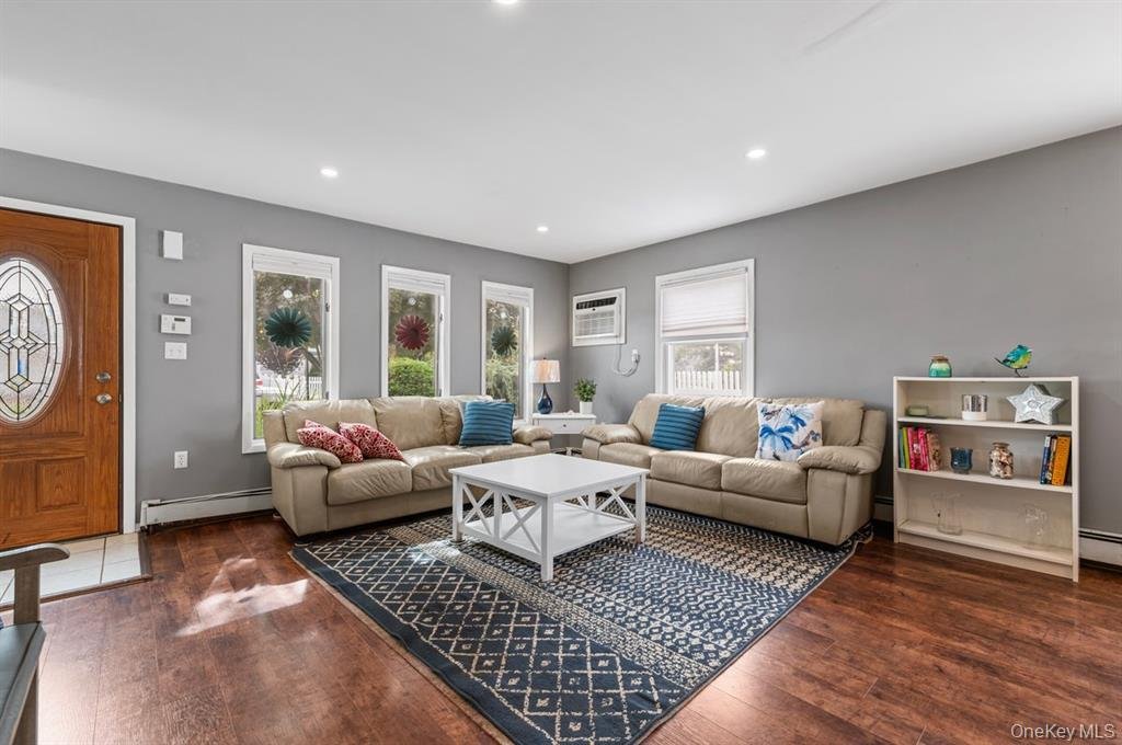 House in Levittown, New York, United States 4 - 19022035