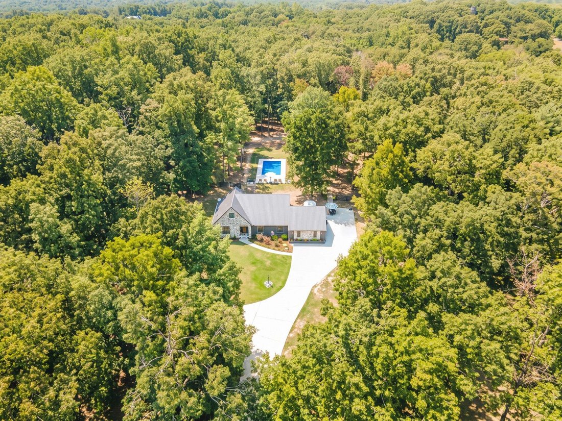 House in Hohenwald, Tennessee, United States 1 - 19027238