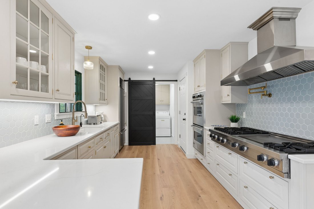 Hampton Bays, New York, United States 5 - 19034283