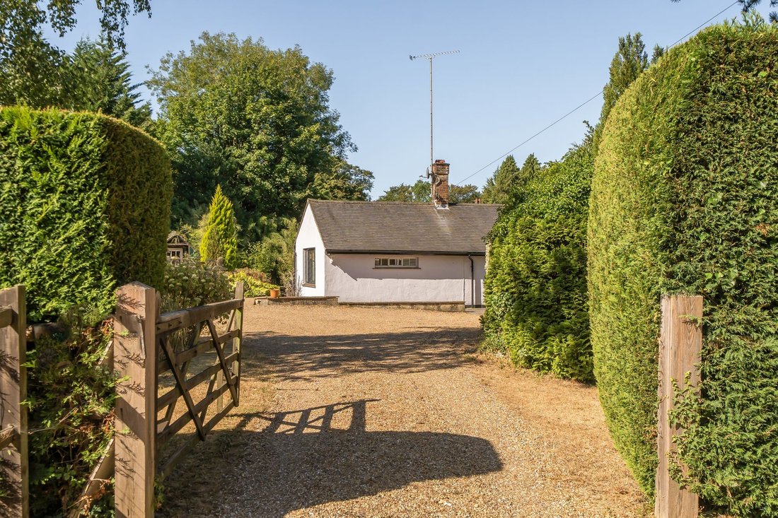 Bungalow in Woldingham, England 1 - 19032578