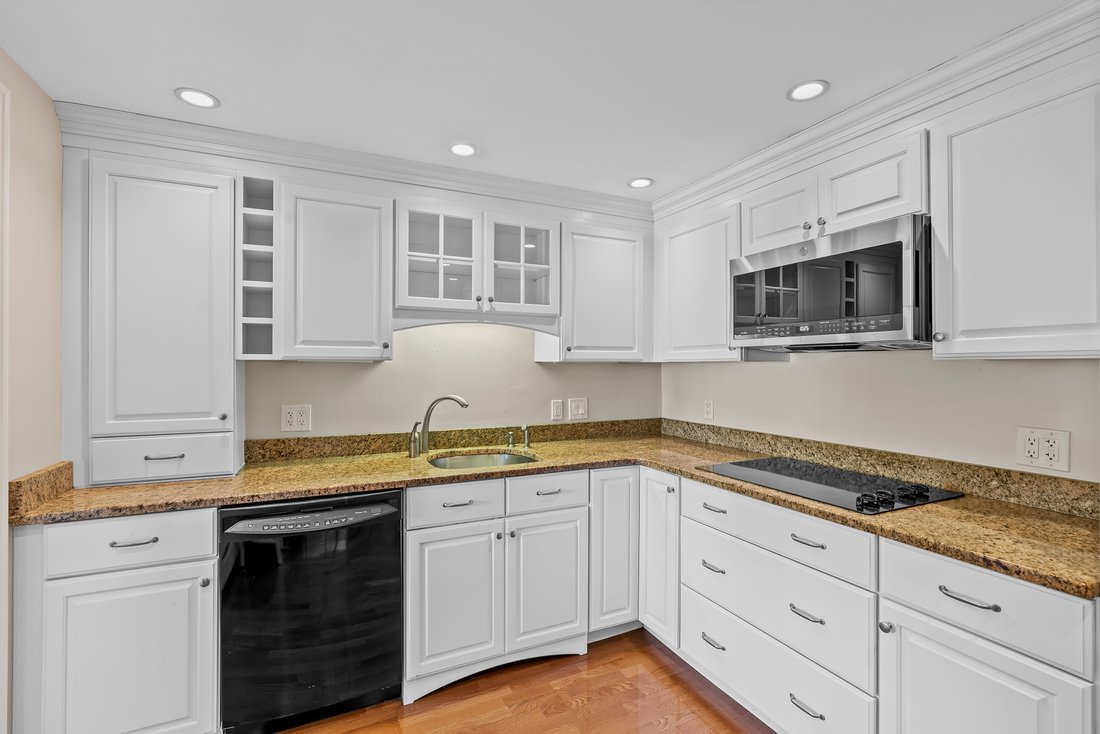Condo in Wellesley, Massachusetts, United States 3 - 19028142
