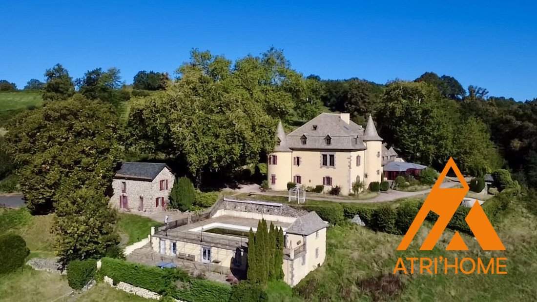 Castello a Arrondissement d'Aurillac, Auvergne-Rodano-Alpi, Francia 1 - 19026681