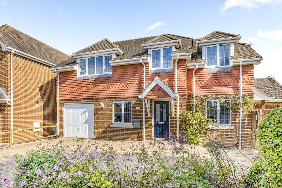 House in Chobham, England 1 - 19030782