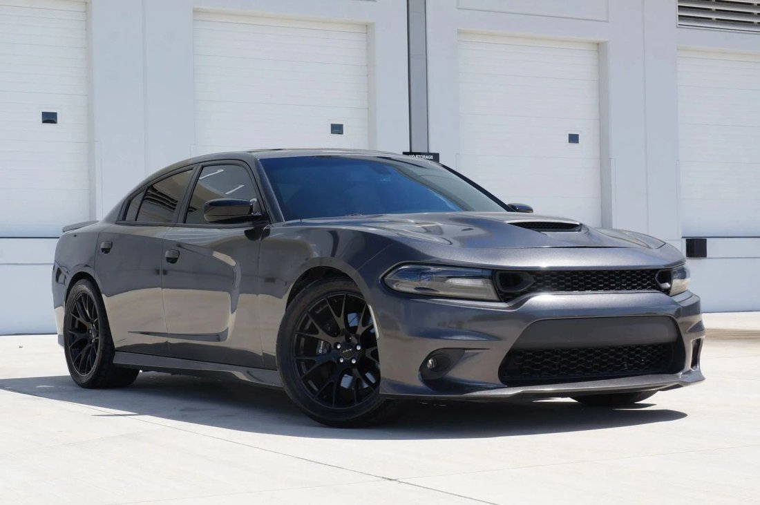 Sedan in Opa Locka, FL, United States 1 - 19025891