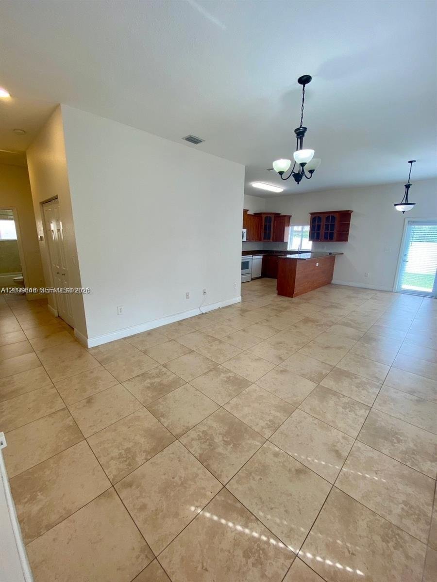 Hialeah, Florida, United States 4 - 19025313