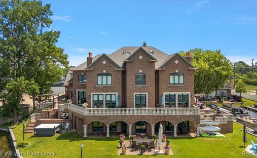 House in Orion charter Township, Michigan, United States 1