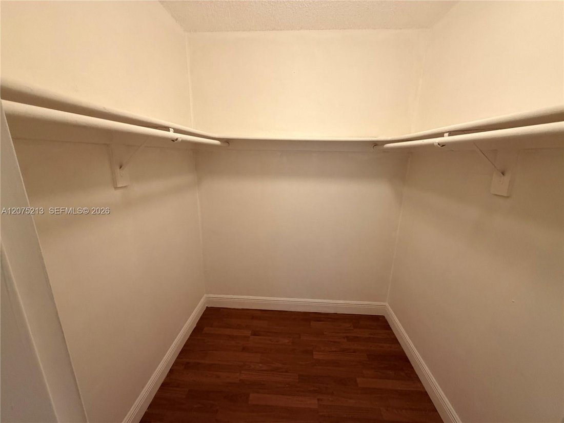 Condo in Miami Springs, Florida, United States 5 - 19025240