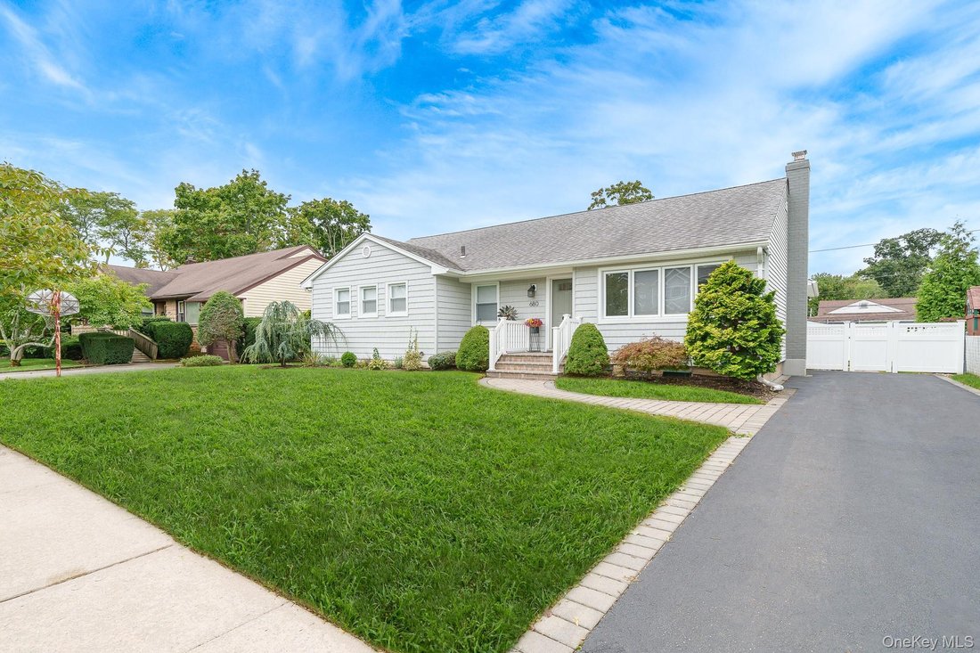 House in East Meadow, New York, United States 1 - 19022500