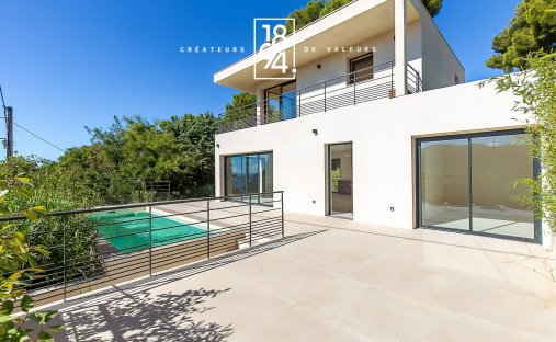House in Peripherie, Cassis, France 1