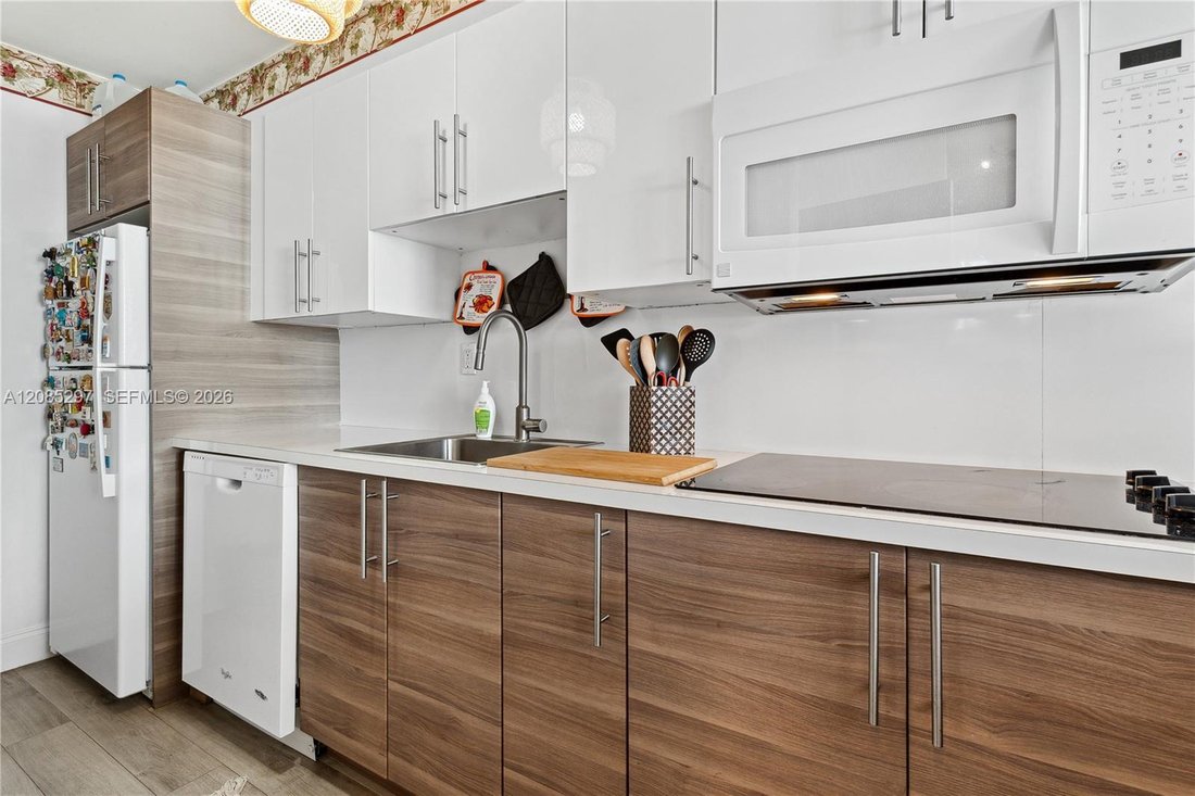 Condo in Miami Beach, Florida, United States 4 - 19025325