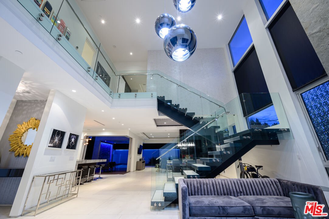 West Hollywood, California, United States 4 - 19025003
