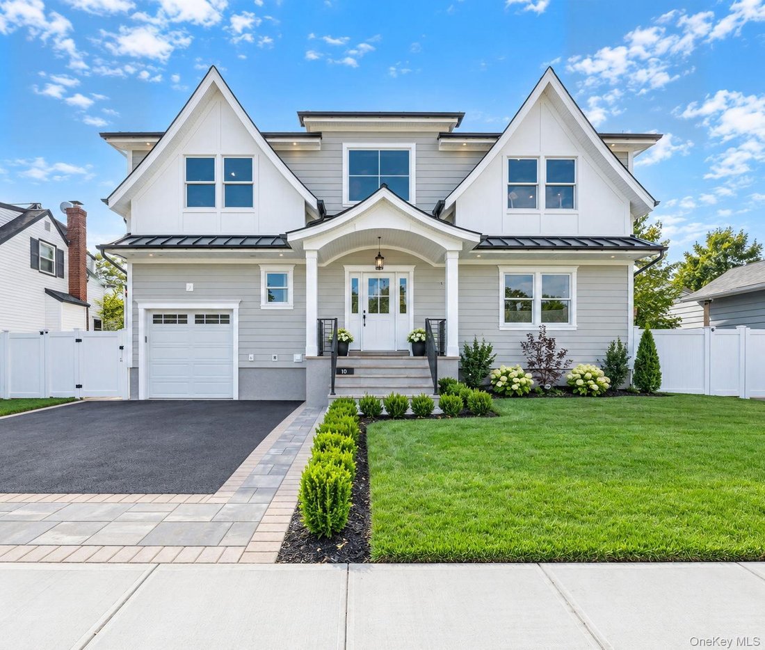 House in East Meadow, New York, United States 1 - 19026337
