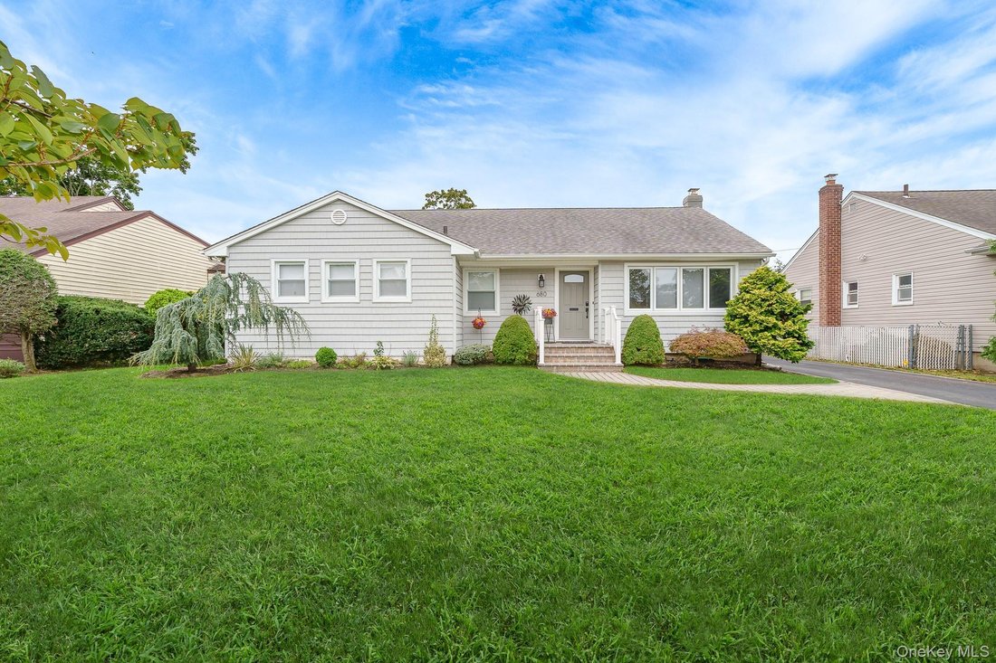 House in East Meadow, New York, United States 2 - 19022500