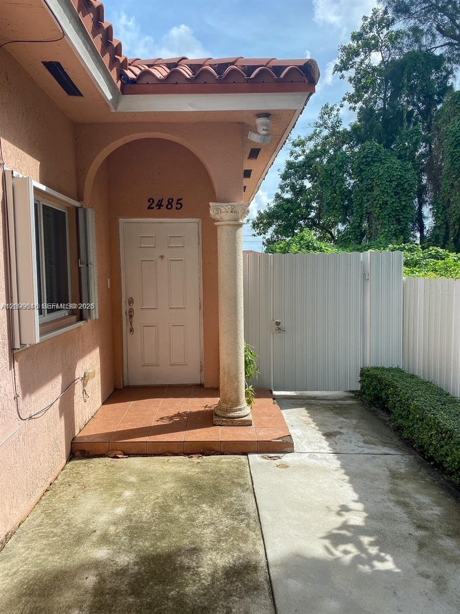 Hialeah, Florida, United States 3 - 19025313