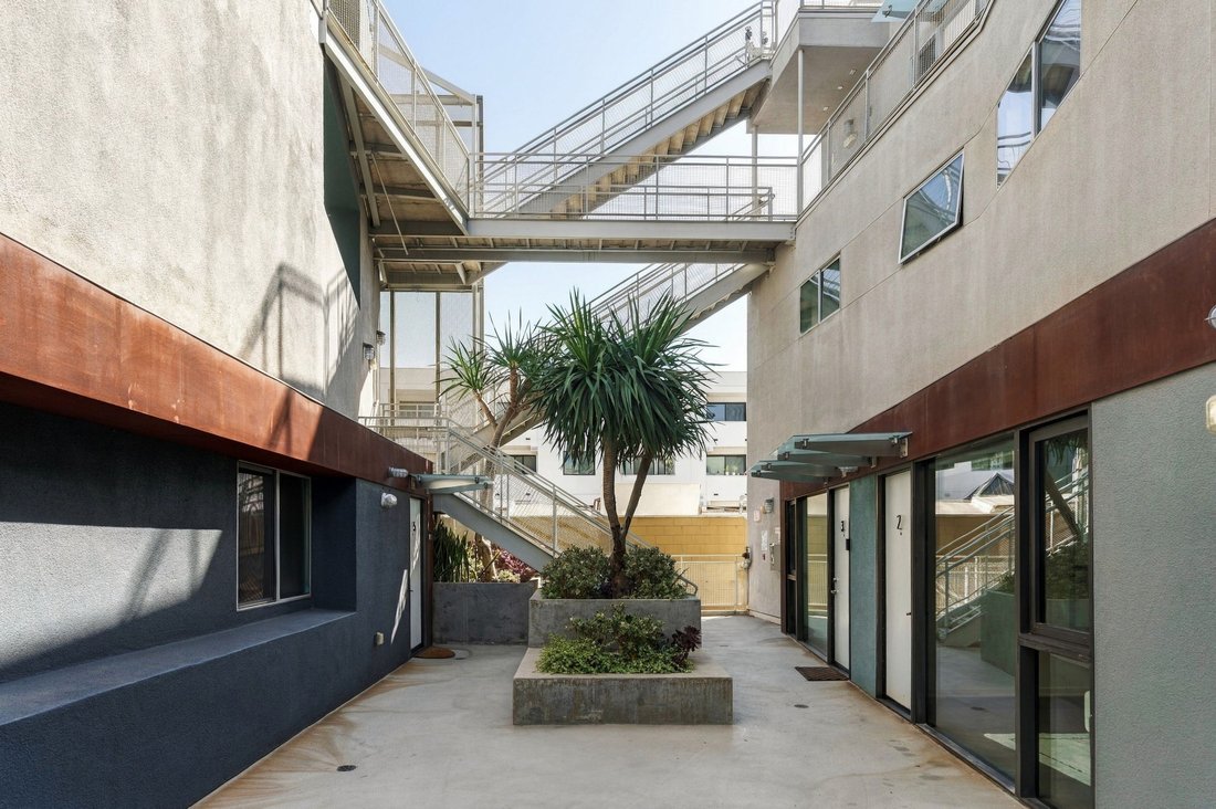 Condo in Los Angeles, California, United States 3 - 19027443