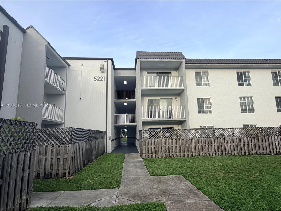 Condo in Miami Springs, Florida, United States 1 - 19025240