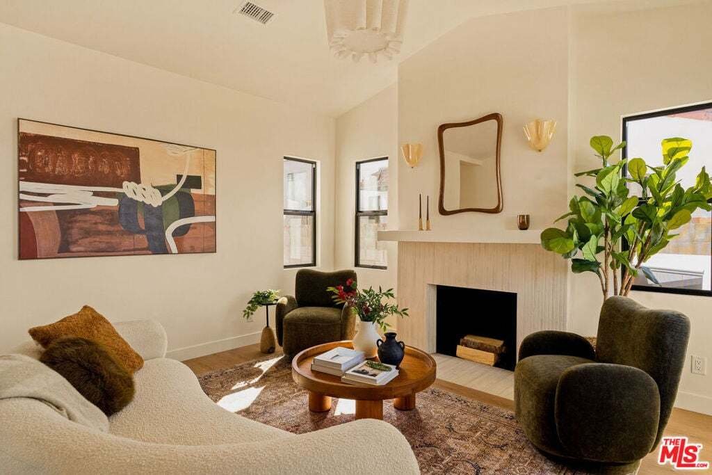 House in Inglewood, California, United States 1 - 19027009