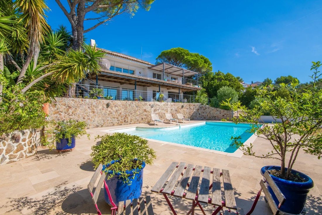 Villa in Carqueiranne, Provence-Alpes-Côte d'Azur, France 2 - 19029977