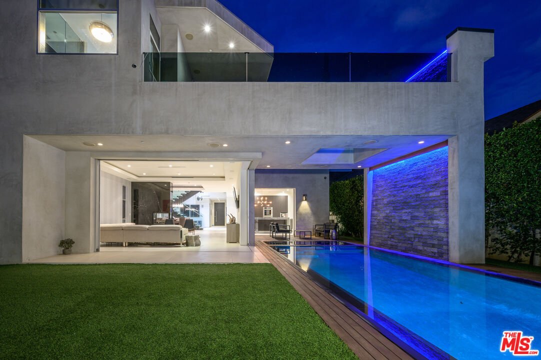 West Hollywood, California, United States 3 - 19025003