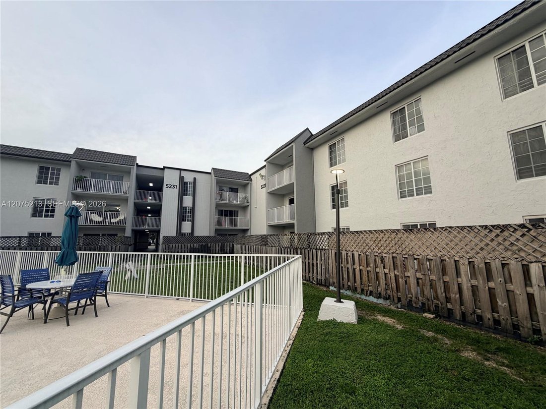 Condo in Miami Springs, Florida, United States 2 - 19025240