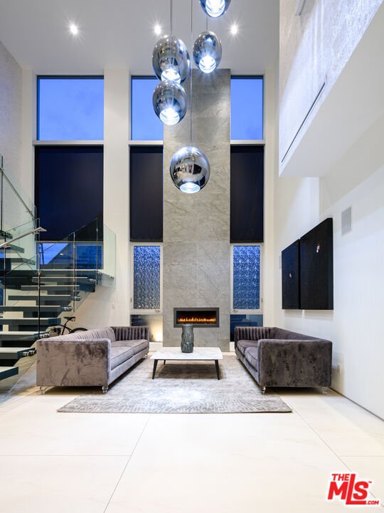 West Hollywood, California, United States 5 - 19025003
