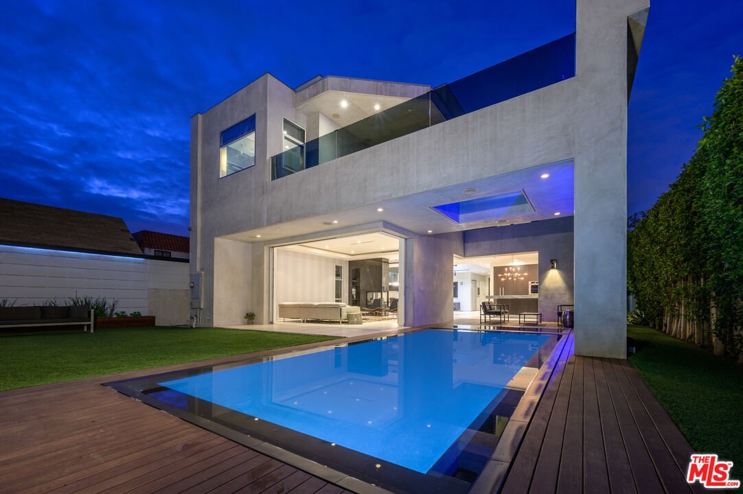 West Hollywood, California, United States 2 - 19025003