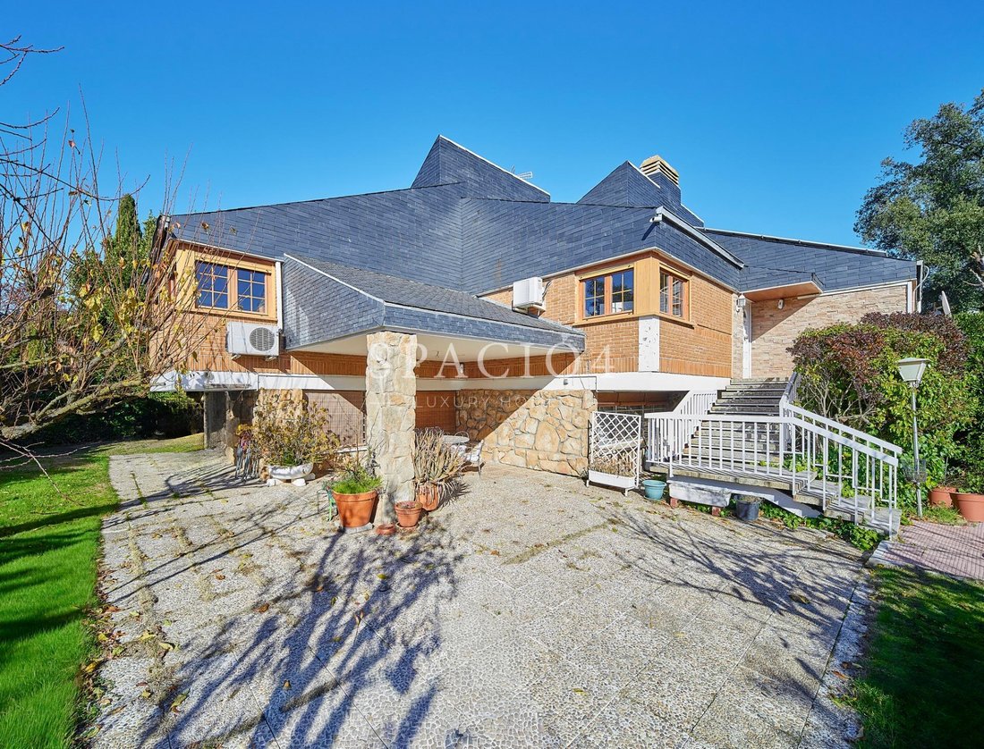 Chalet a Las Rozas de Madrid, Madrid, Spagna 2 - 18357112
