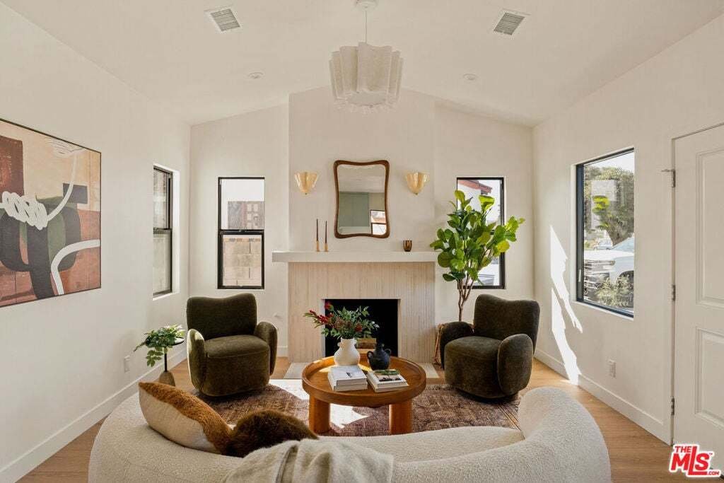 House in Inglewood, California, United States 3 - 19027009