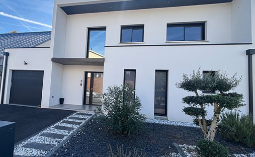 Villa in Juigne, Montreuil-Juigne, France 1