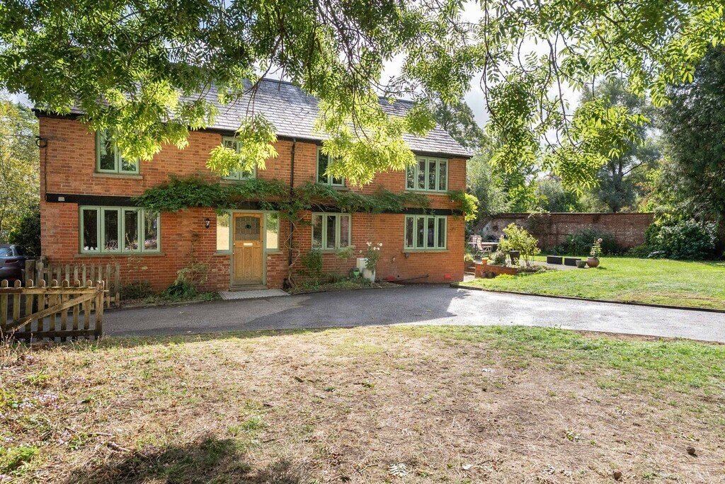 House in Surrey, England 1 - 17548481