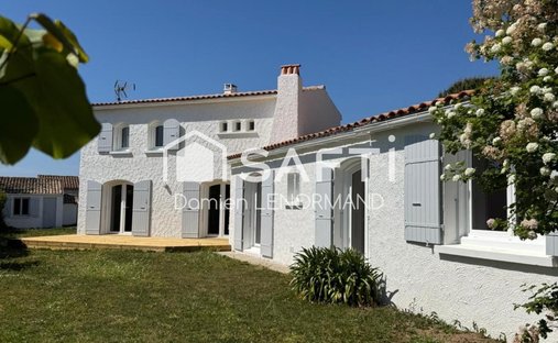 House in La Bree-les-Bains, Nouvelle-Aquitaine, France 1