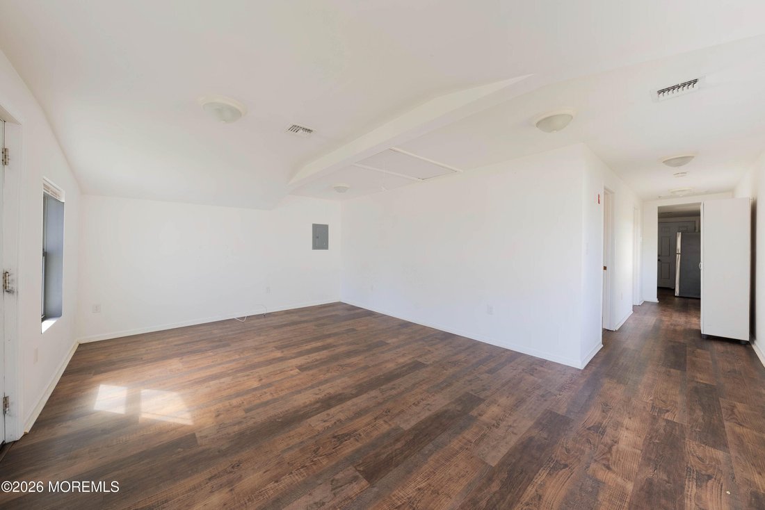 North Middletown, New Jersey, United States 3 - 19024847