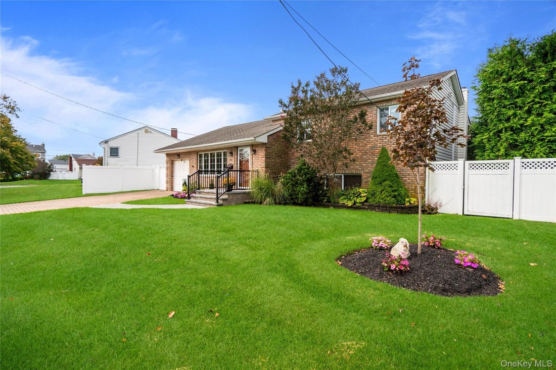 House in Massapequa, New York, United States 3 - 19024935