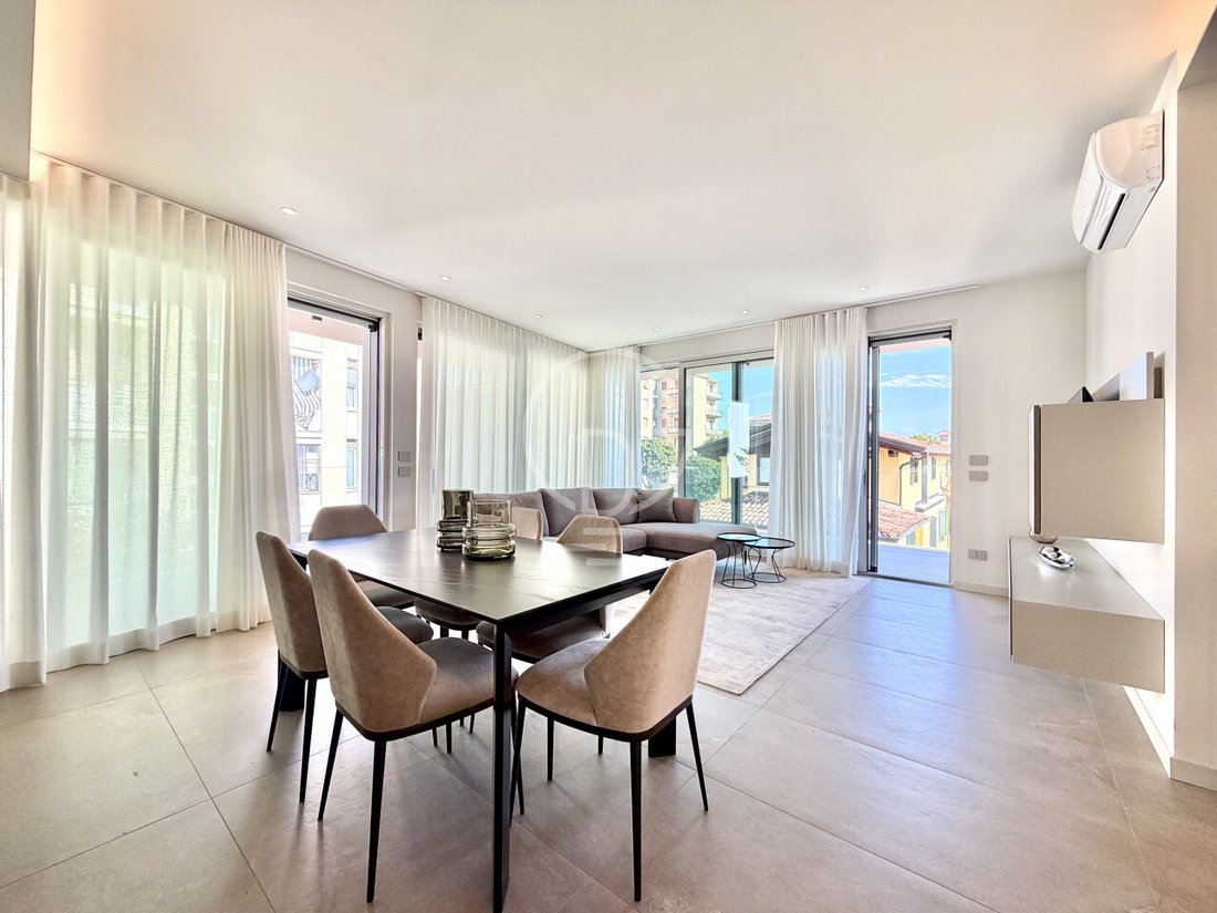Penthouse in Desenzano Centro, Desenzano del Garda, Lombardy 4 - 19025541