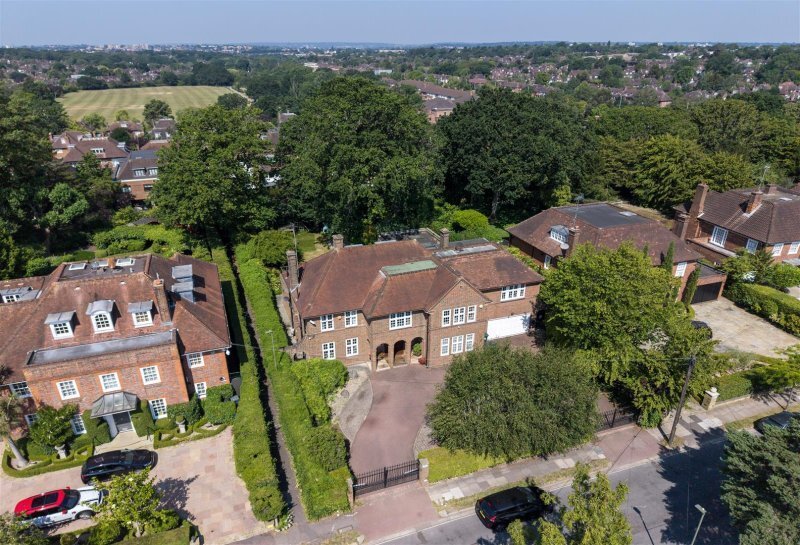 House in Hampstead Garden Suburb, Barnet, England 2 - 19027110