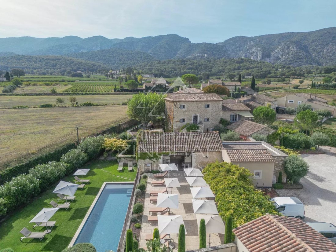 Estate in Oppède, Provence-Alpes-Côte d'Azur, France 1 - 19029798