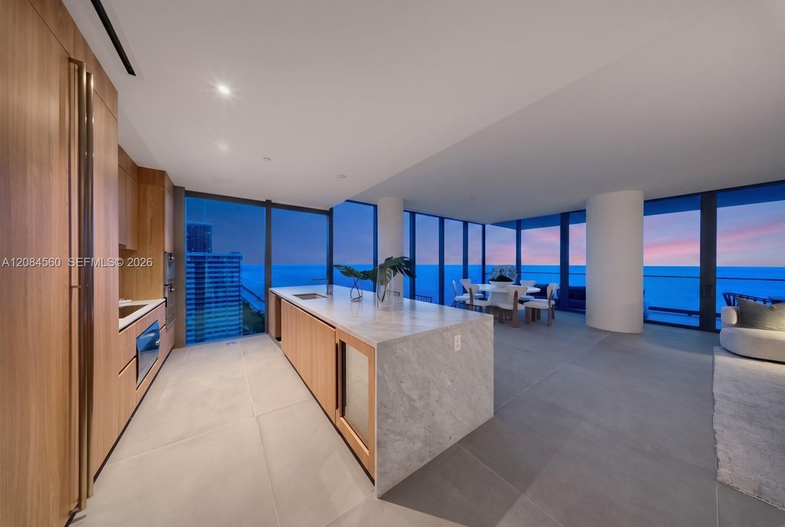 Condo in Hallandale Beach, Florida, United States 5 - 19025006