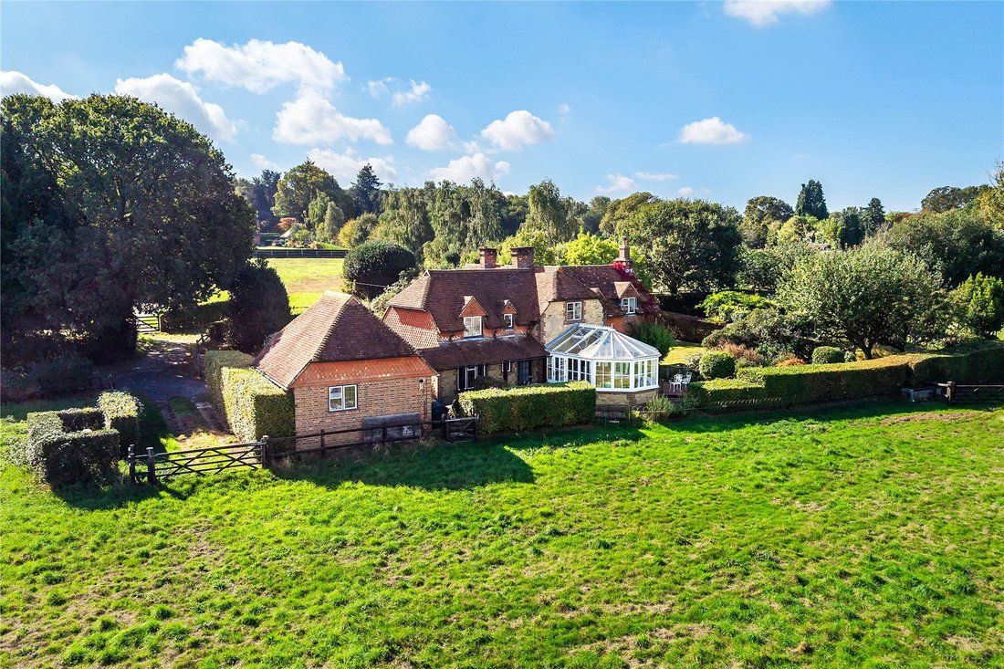 House in Abinger Hammer, England 2 - 19020773