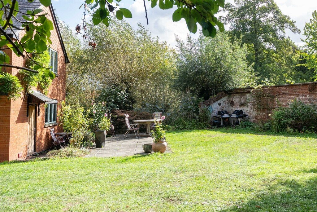House in Surrey, England 4 - 17548481