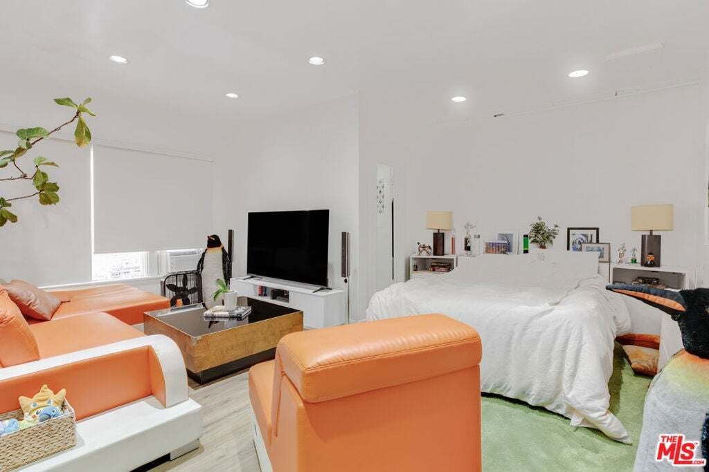 Los Angeles, California, United States 2 - 19020489