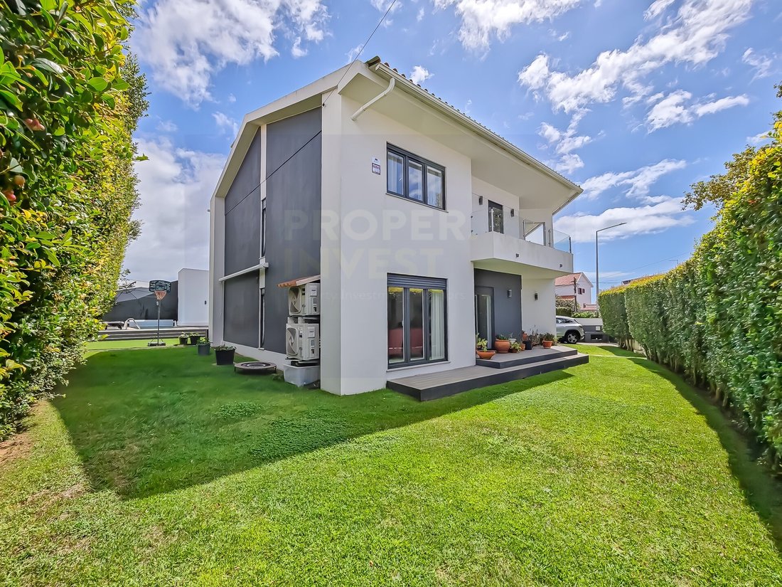 House in Carcavelos e Parede, Lisbon, Portugal 2 - 19035814