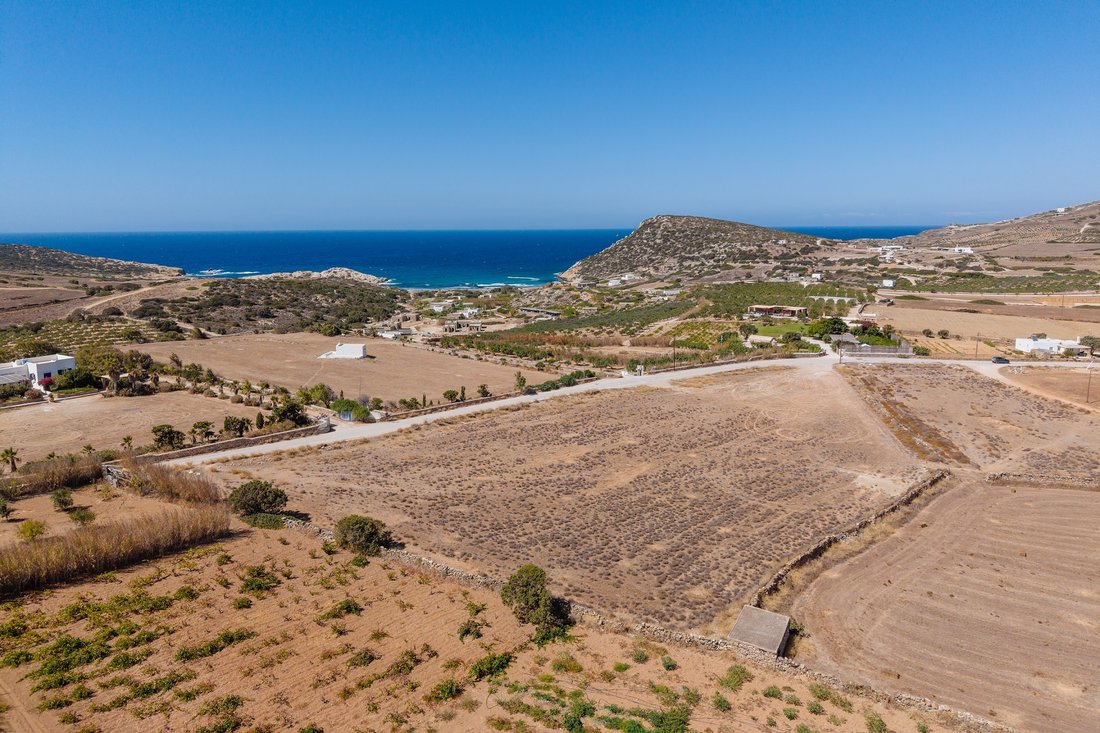 Land in Antiparos, Aegean, Griechenland 1 - 19036646
