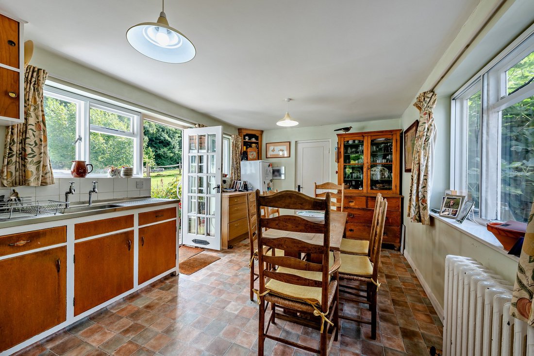 House in Frensham, England 4 - 19037077