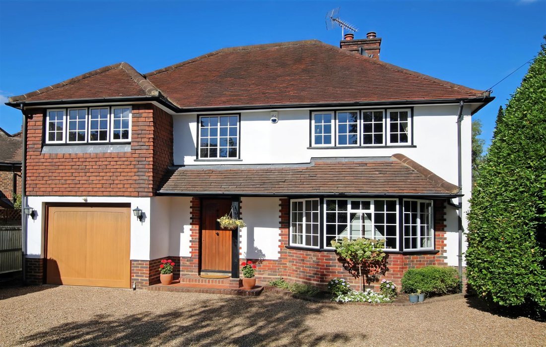Casa a Oxshott, Elmbridge, Inghilterra 1 - 19037029
