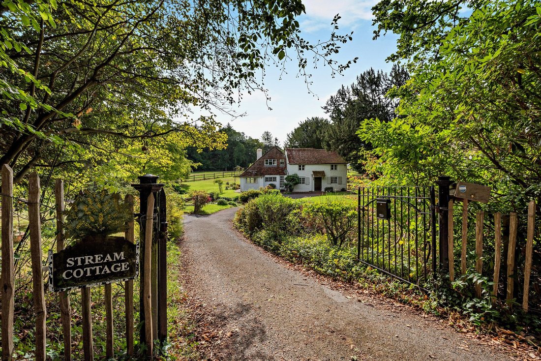 House in Frensham, England 1 - 19037077