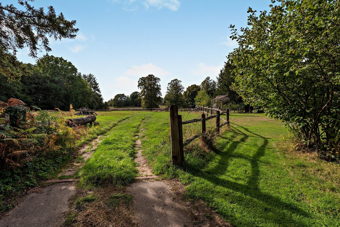 House in Frensham, England 3 - 19037077