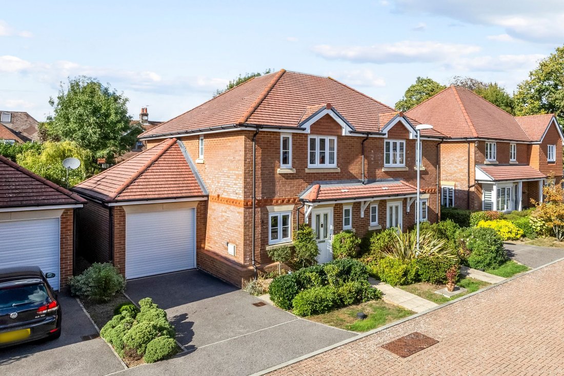 House in Whitemans Green, England 1 - 19037636