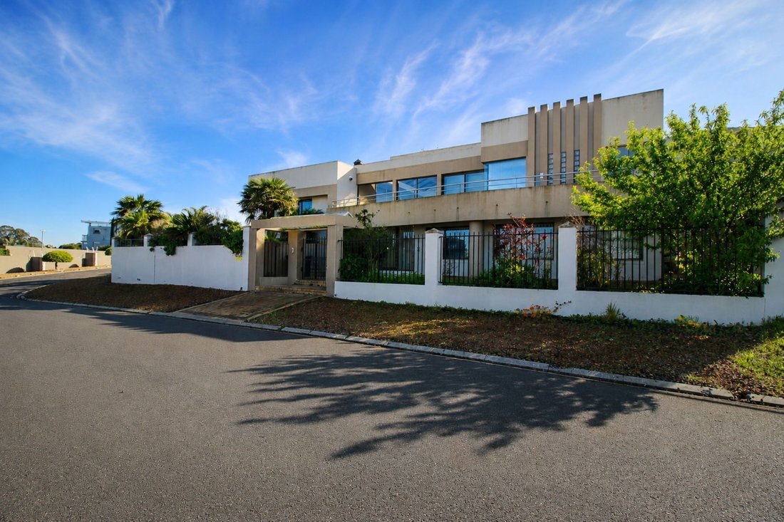 House in Plattekloof 3, Northern Suburbs, Cape Town 4 - 19039158