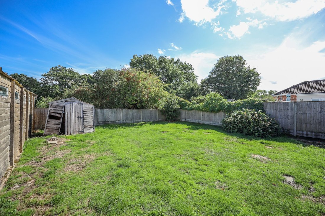 Bungalow in Burgess Hill, England 2 - 19037672