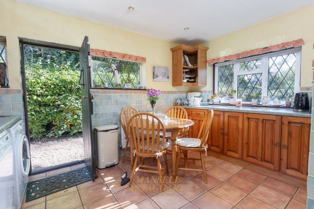 Bungalow in Felbridge, England 3 - 19037572